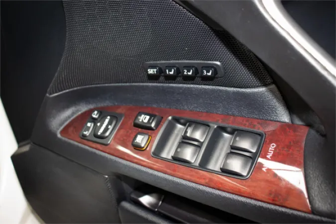 2005 LEXUS IS350 — photo