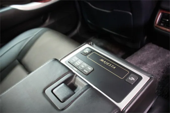 2011 TOYOTA CROWN — photo
